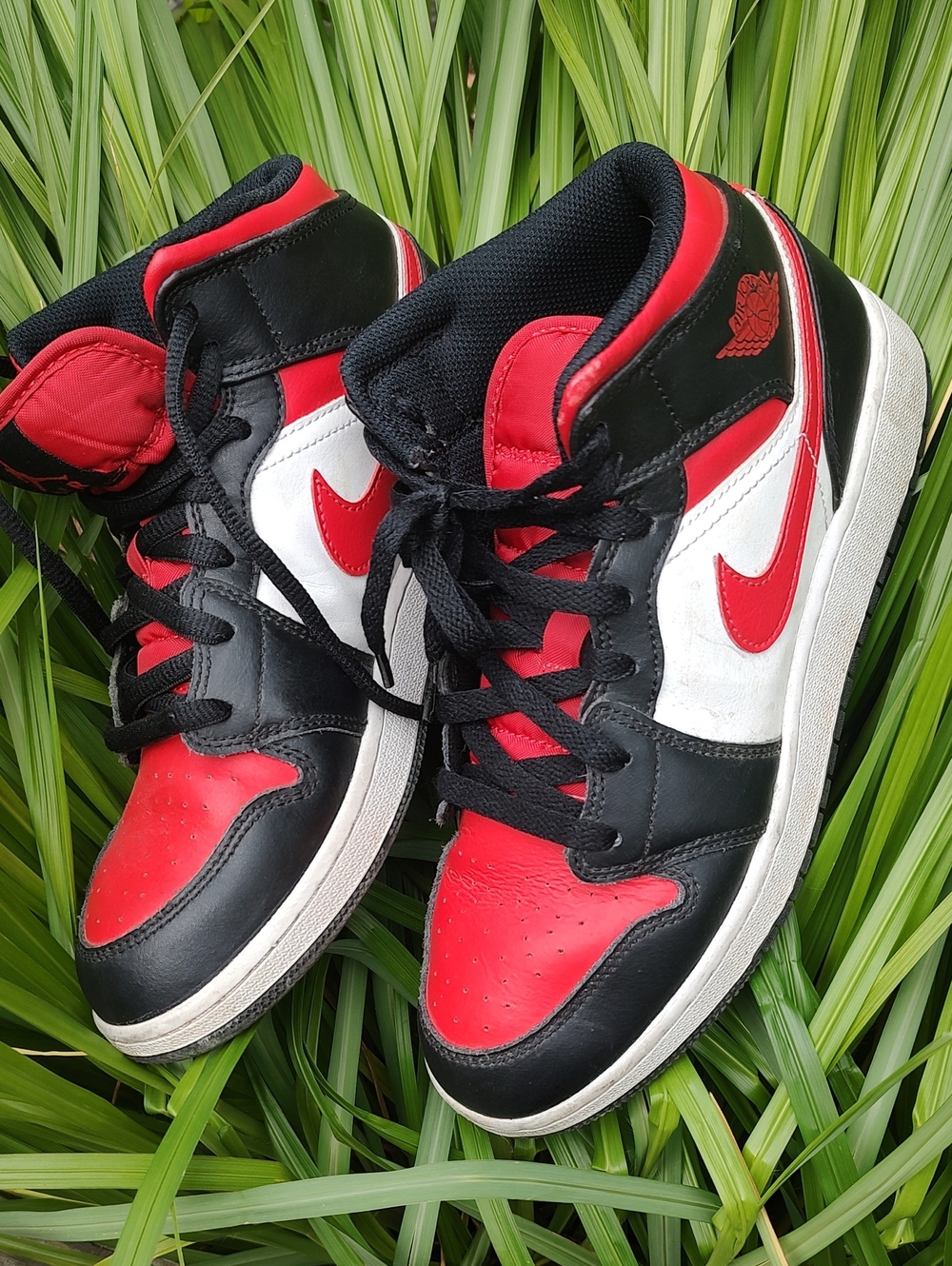 Nike Air Jordan 1 Mid Bred Toe Size 6.5 Kids Black Red White High-Top Sneakers